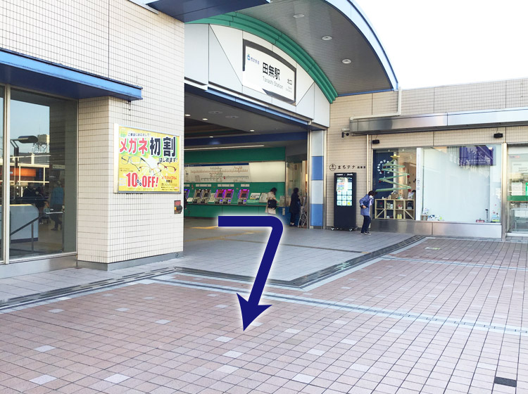田無駅北口を背にペデストリアンデッキ右折します