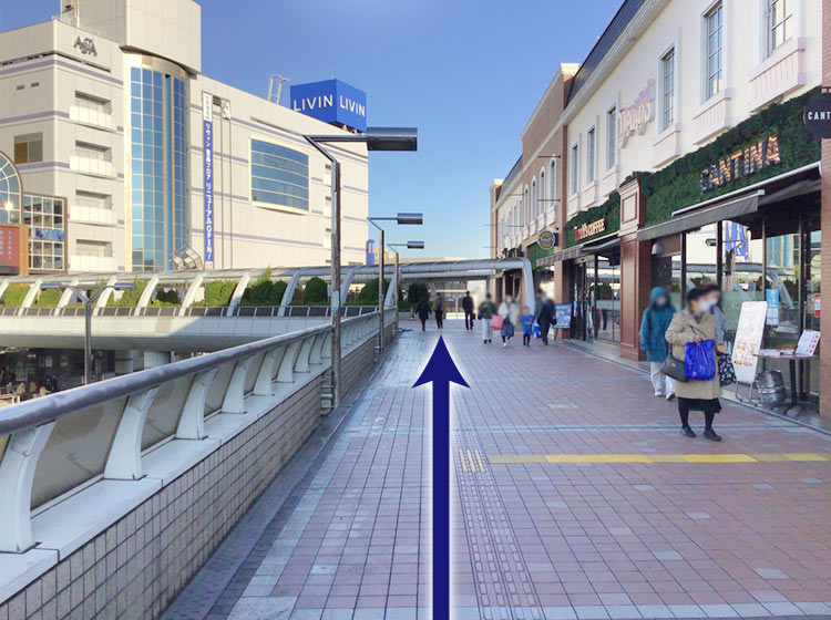 デッキを田無アスタ、リヴィン田無店方面に進みます。