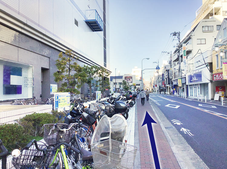 リヴィン田無店横の道を直進します。