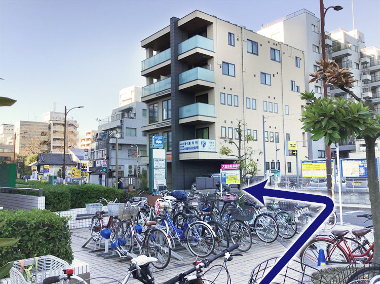 左手に当クリニックの入るビルが見えてきます。